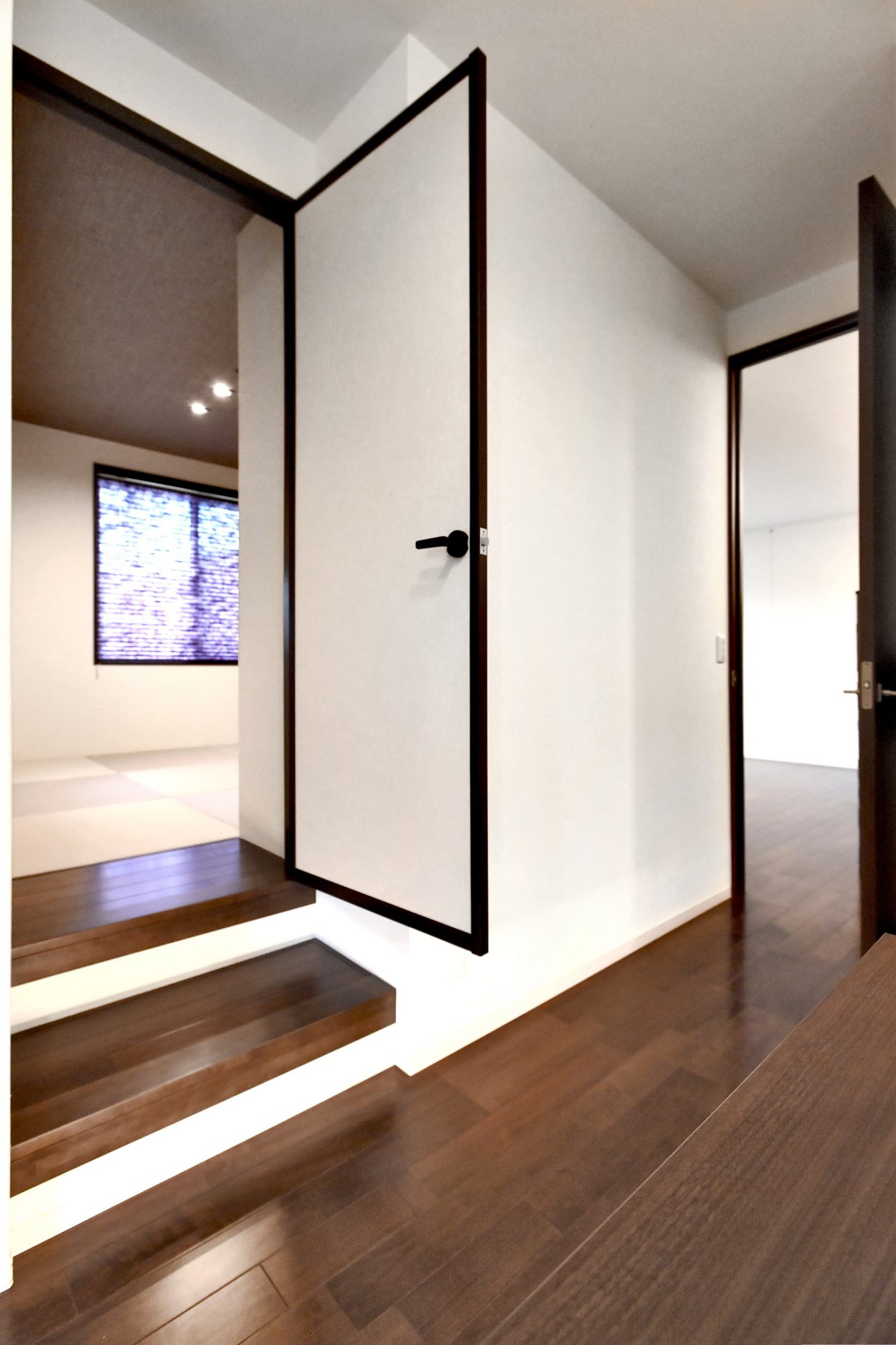 玄関ホールはLDKの他、和室、サニタリー、トイレそれぞれに繋がる利便性の良さがあります。
